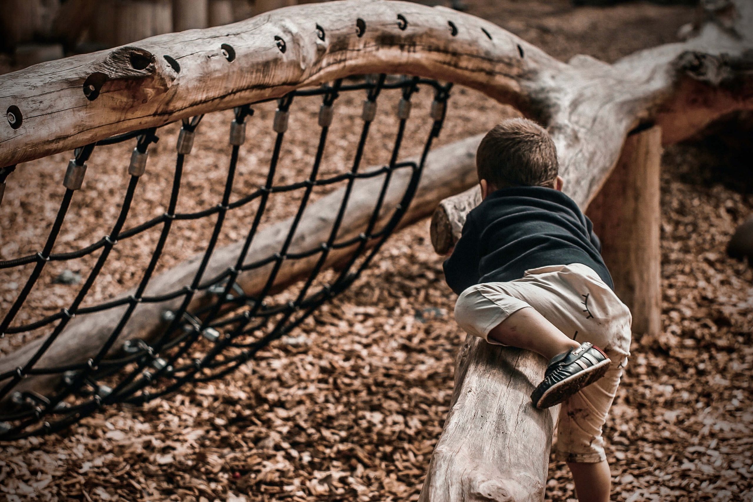 niño jugando en parque