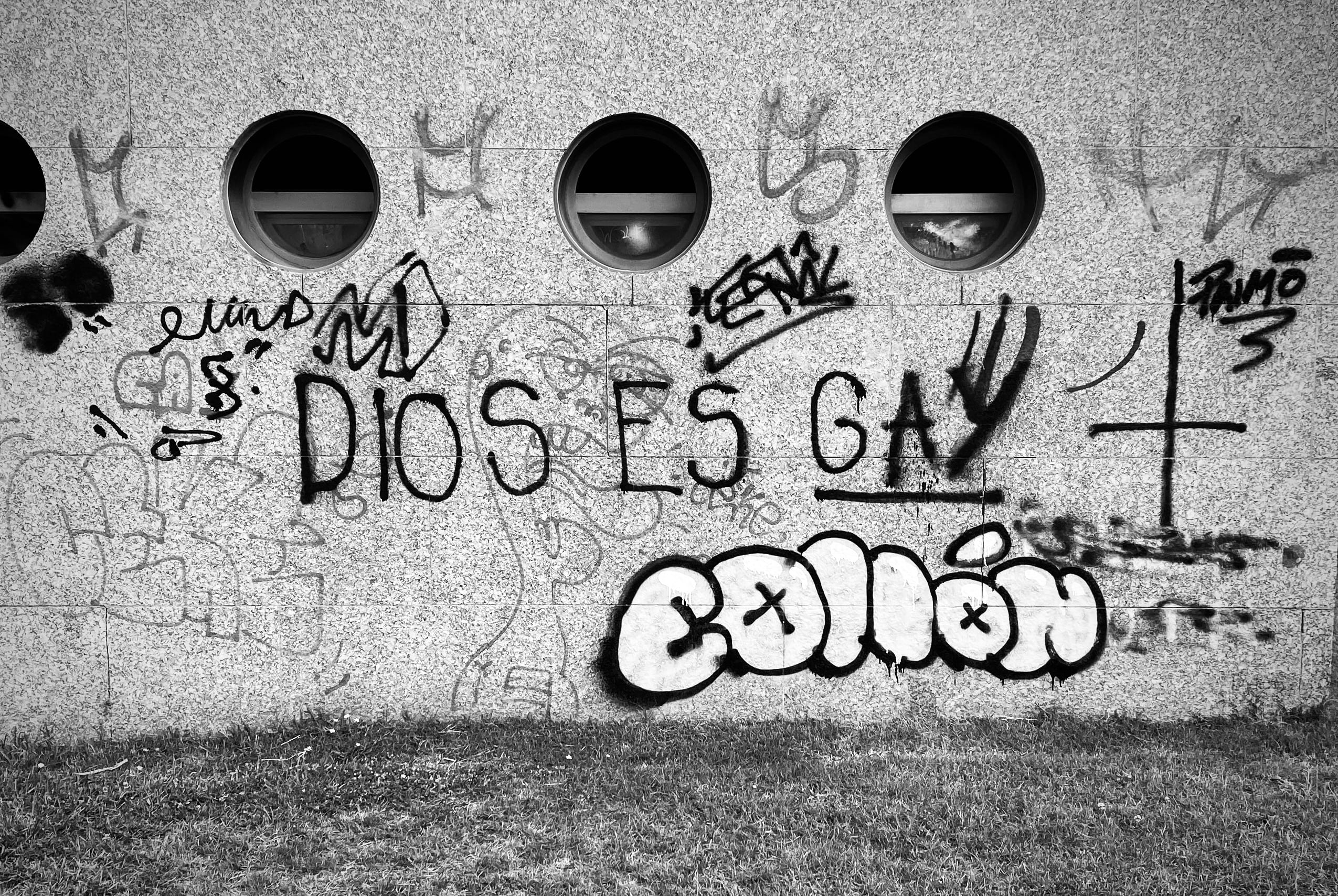 grafiti "Dios es gay"