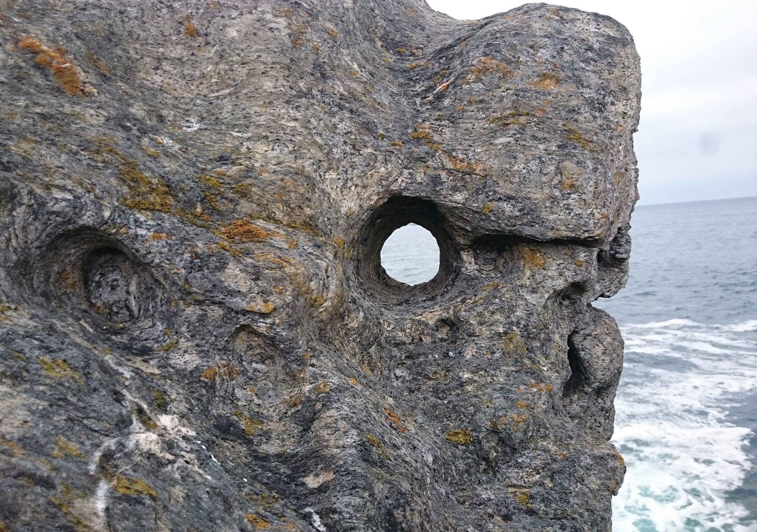 ojo en roca costera