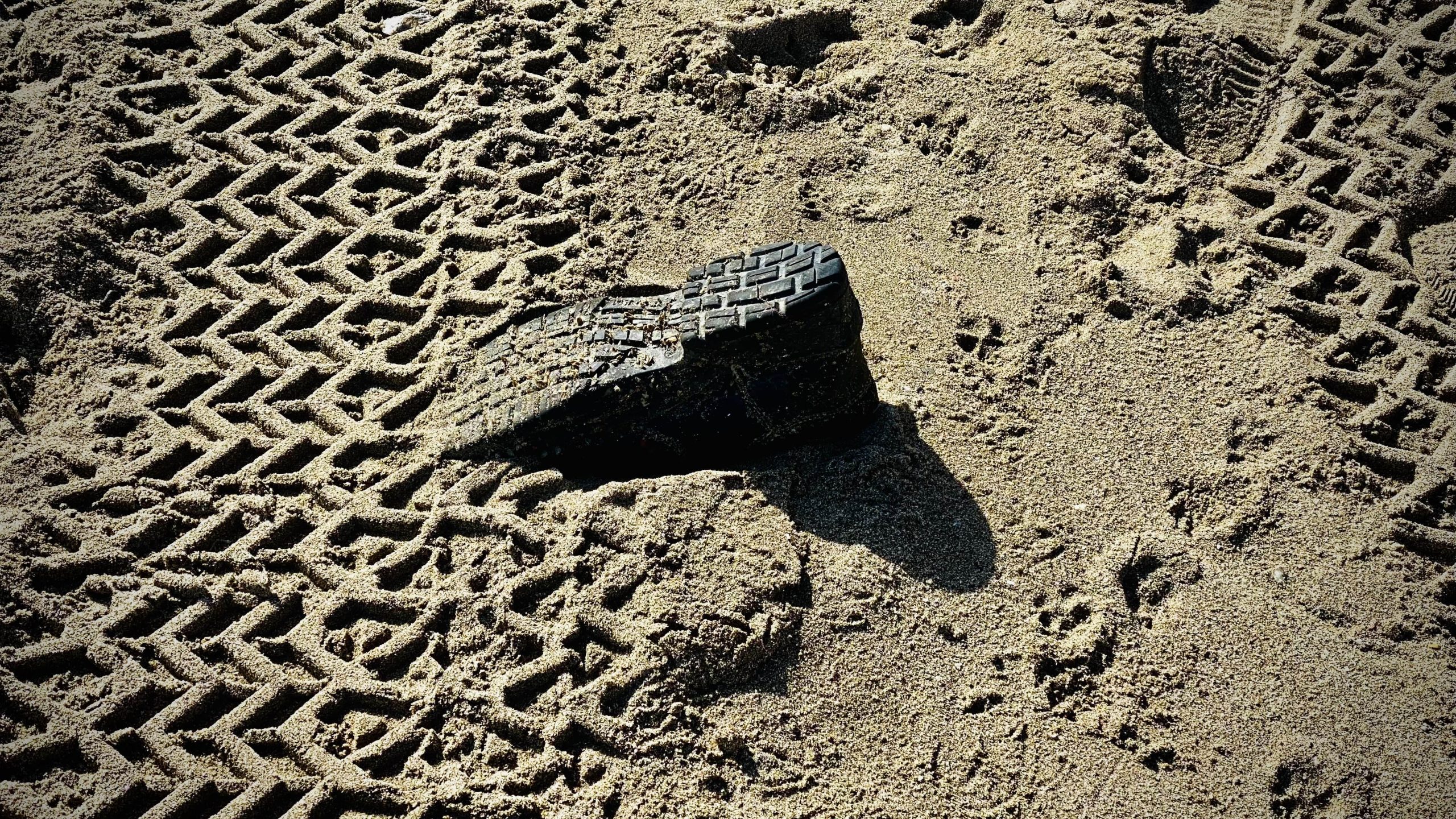 bota enterrada en la playa