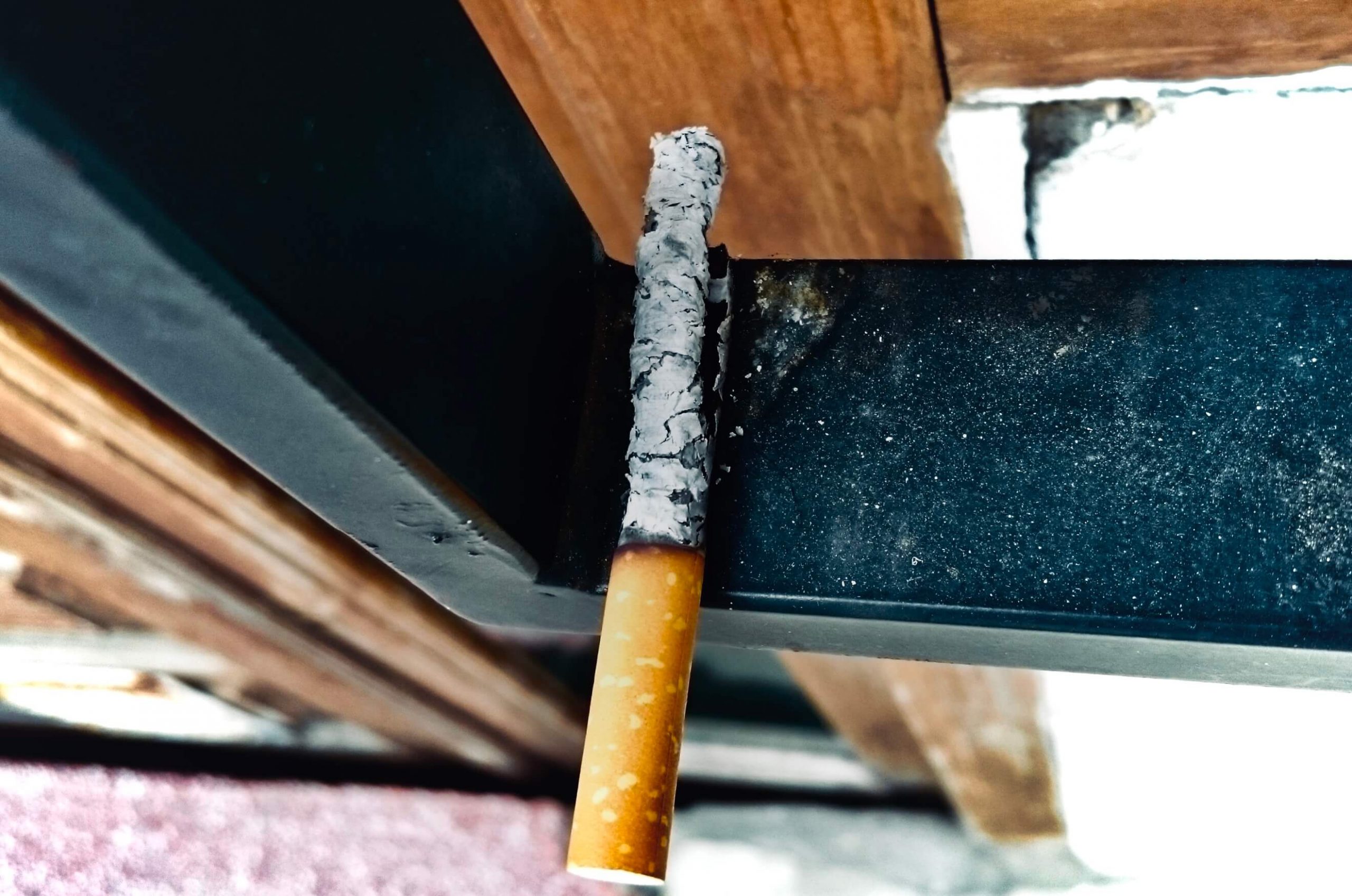 cigarrillo convertido en ceniza sobre poyete