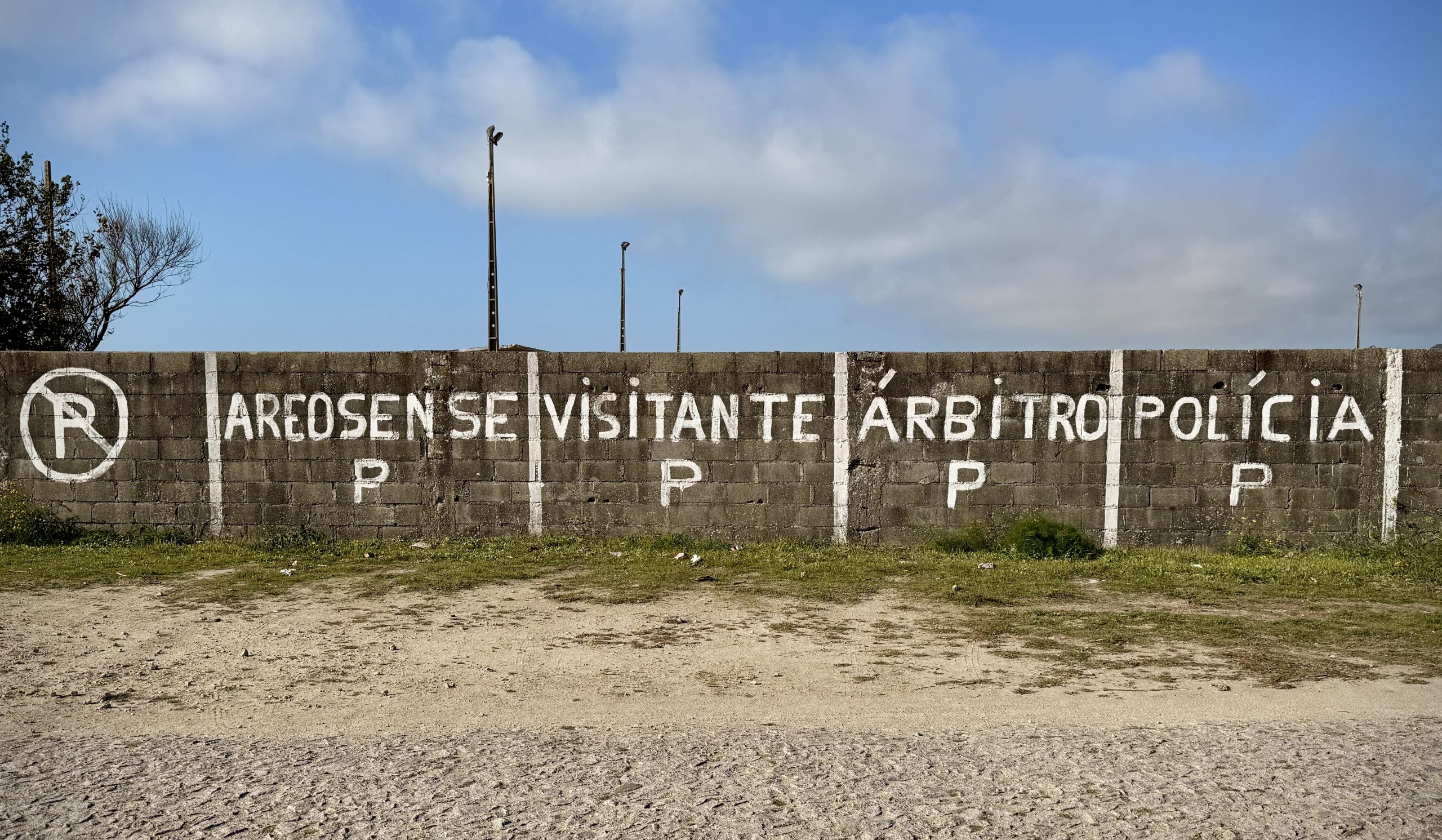 Parking del Areosa CF con zona para policía.